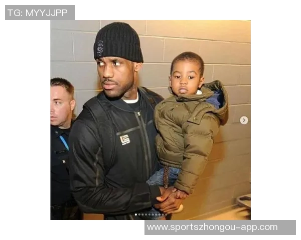 老父亲的骄傲詹姆斯分享多张身穿儿子布莱斯球衣观赛的温馨瞬间 老父亲的骄傲詹姆斯分享多张身穿儿子布莱斯球衣观赛的温馨瞬间